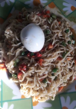 A picture of Indomine/egg with veggies.