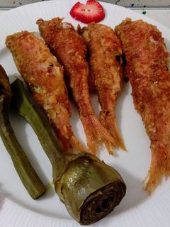 Una foto de Salmonetes fritos y alcachofas al vapor