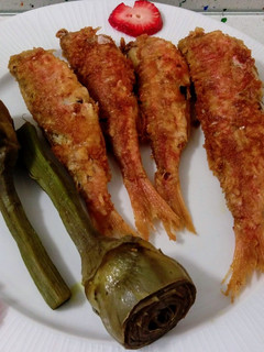 Una foto de Salmonetes fritos y alcachofas al vapor