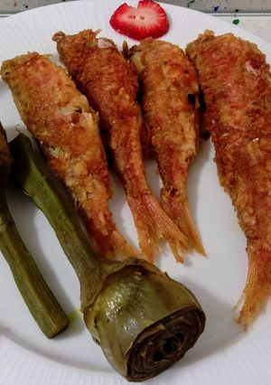 Una foto de Salmonetes fritos y alcachofas al vapor