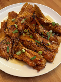 蒲燒鮭魚鰭 的食譜成品照片