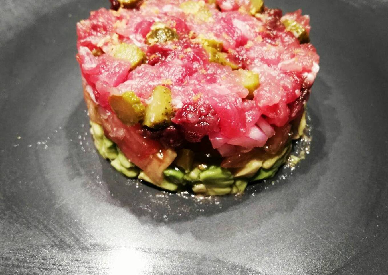 Tartár de atún con pepinillos y aguacate