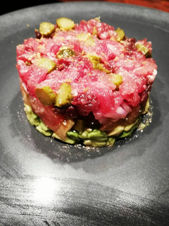 Una foto de Tartár de atún con pepinillos y aguacate