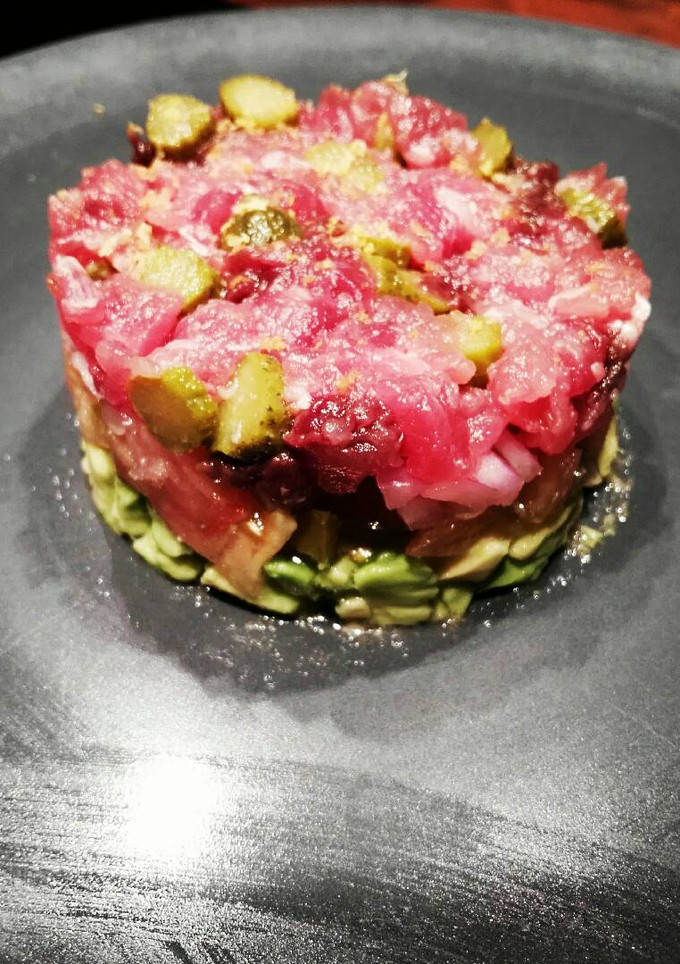 Una foto de Tartár de atún con pepinillos y aguacate