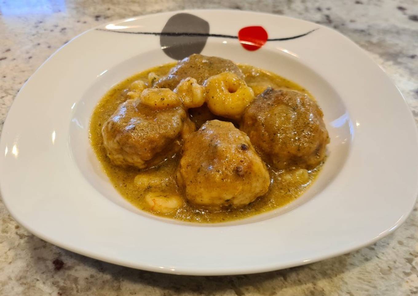 Albóndigas de merluza en salsa de ajo y perejil