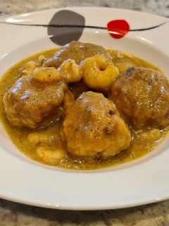 Una foto de Albóndigas de merluza en salsa de ajo y perejil