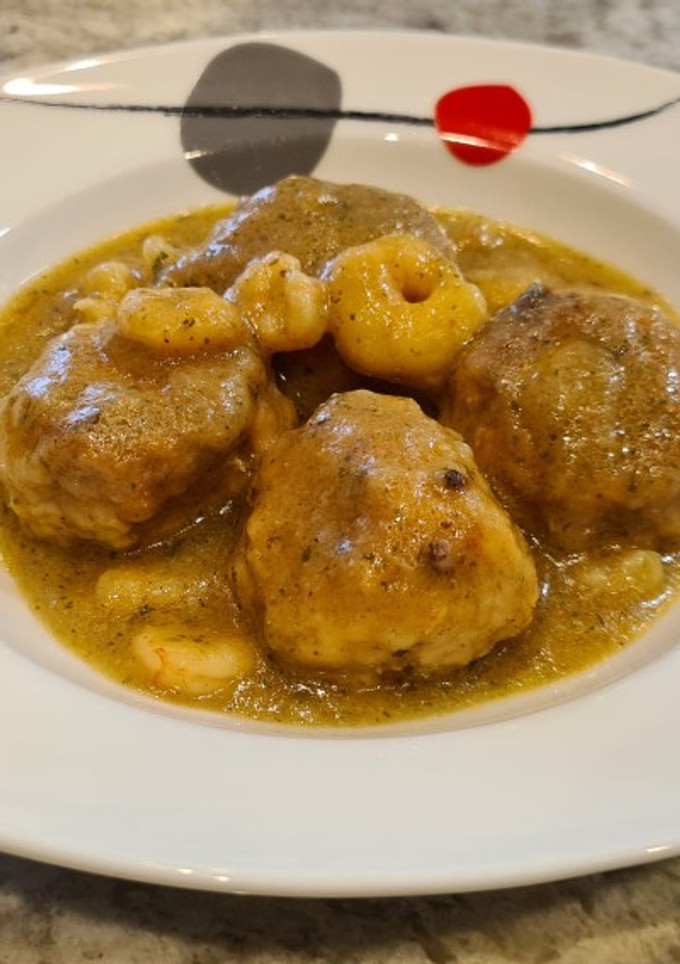 Una foto de Albóndigas de merluza en salsa de ajo y perejil