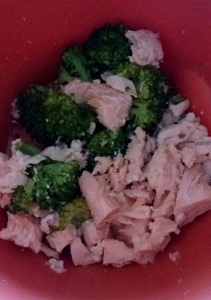 Una foto de Ensalada de salmón y brócoli