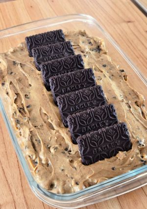 Una foto de Helado de crema chocotorta 🍦Dulce de leche y queso crema con "granizado" de Chocolinas®🍨3 ing