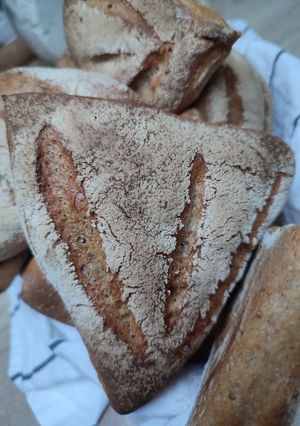 Fűszeres rozs zsemle recept fotója