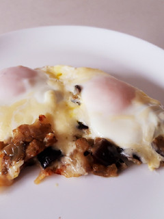 Una foto de Berenjena al ras el hanout con huevos