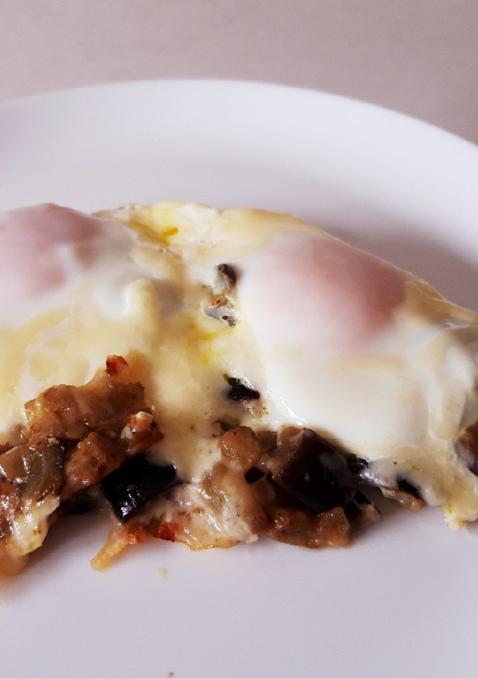 Una foto de Berenjena al ras el hanout con huevos