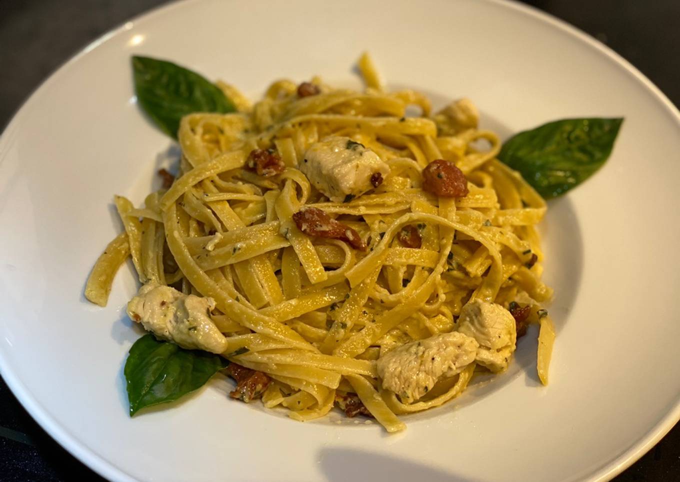 Fettuccine Alfredo con pollo y bacon
