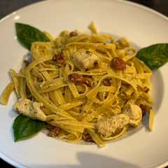 Una foto de Fettuccine Alfredo con pollo y bacon