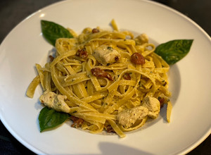 Una foto de Fettuccine Alfredo con pollo y bacon