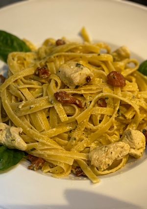Una foto de Fettuccine Alfredo con pollo y bacon