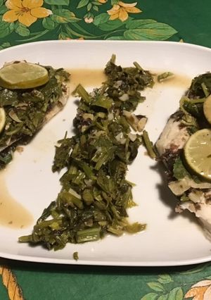 Une photo de Filets de sandre au céleri branche, ail fumé, algues, citron vert et bouillon de gambas