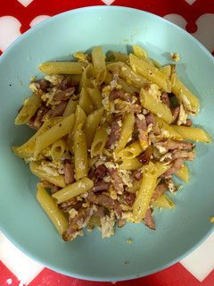 Una foto de Macarrones con bacon y salsa de soja
