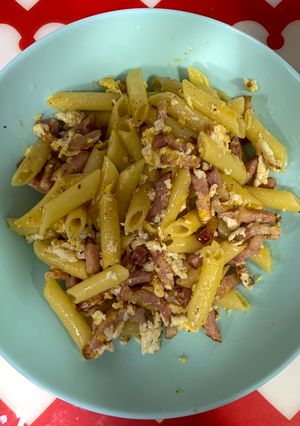 Una foto de Macarrones con bacon y salsa de soja