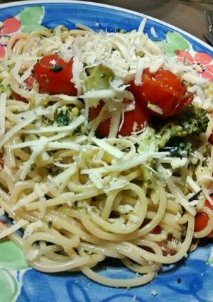 Una foto de Spaghettis con brócoli y cherrys al pesto 🍝😘