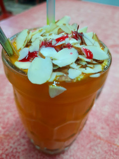 A picture of Mango dryfruit shake.