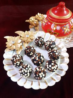 ચોકલેટ ચિપ્સ લડ્ડુ (Chocolate chips ladoo recipe in Gujarati) રેસીપી મુખ્ય ફોટો