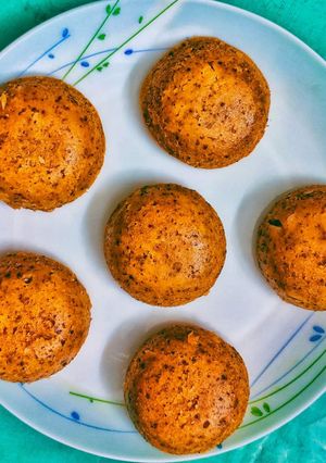 সুজির মশলা ইডলি (Sooji masla idli in Bengali) রেসিপির প্রধান ছবি