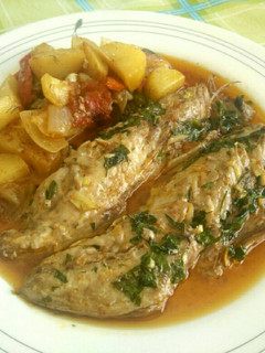 Una foto de Caballas con ajo y perejil al horno