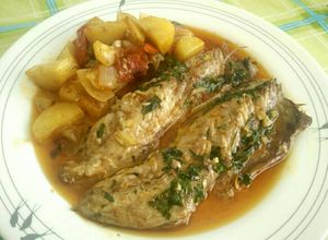 Una foto de Caballas con ajo y perejil al horno