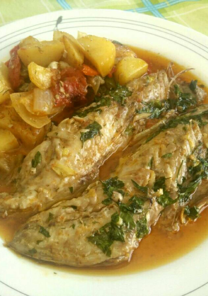 Una foto de Caballas con ajo y perejil al horno