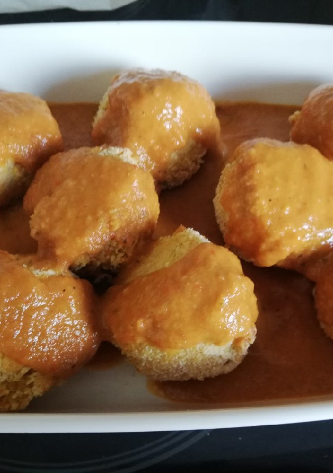 Una foto de Falafel de zanahoria en salsa de tomate