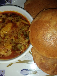 बेड़मी पूरी और आलू की सब्जी (Bedmi puri aur aloo ki sabzi recipe in Hindi) रेसिपी मुख्य फोटो