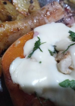 Una foto de Pollo y papas a la sabora con zapallo relleno