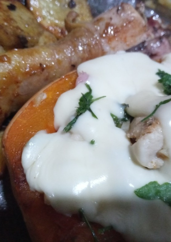 Una foto de Pollo y papas a la sabora con zapallo relleno