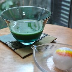 A picture of Preparing a cup of Cold Matcha.
