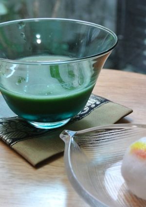 A picture of Preparing a cup of Cold Matcha.