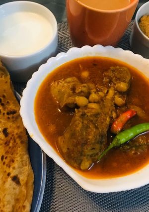 A picture of Chicken chickpeas curry.