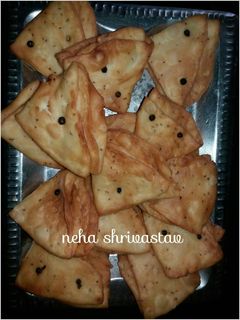 कुरकुरी मठरी (Crispy mathri recipe in hindi) रेसिपी मुख्य फोटो