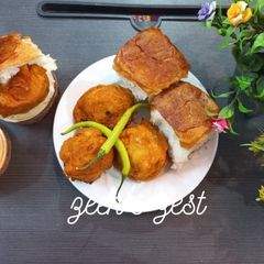 A picture of Vada Pav.