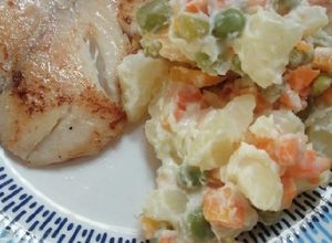 Una foto de Pechuga a la plancha con ensalada rusa
