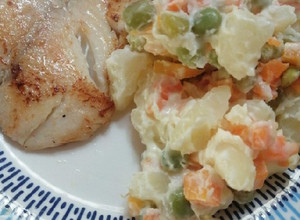 Una foto de Pechuga a la plancha con ensalada rusa