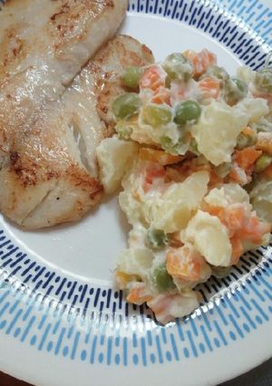 Una foto de Pechuga a la plancha con ensalada rusa