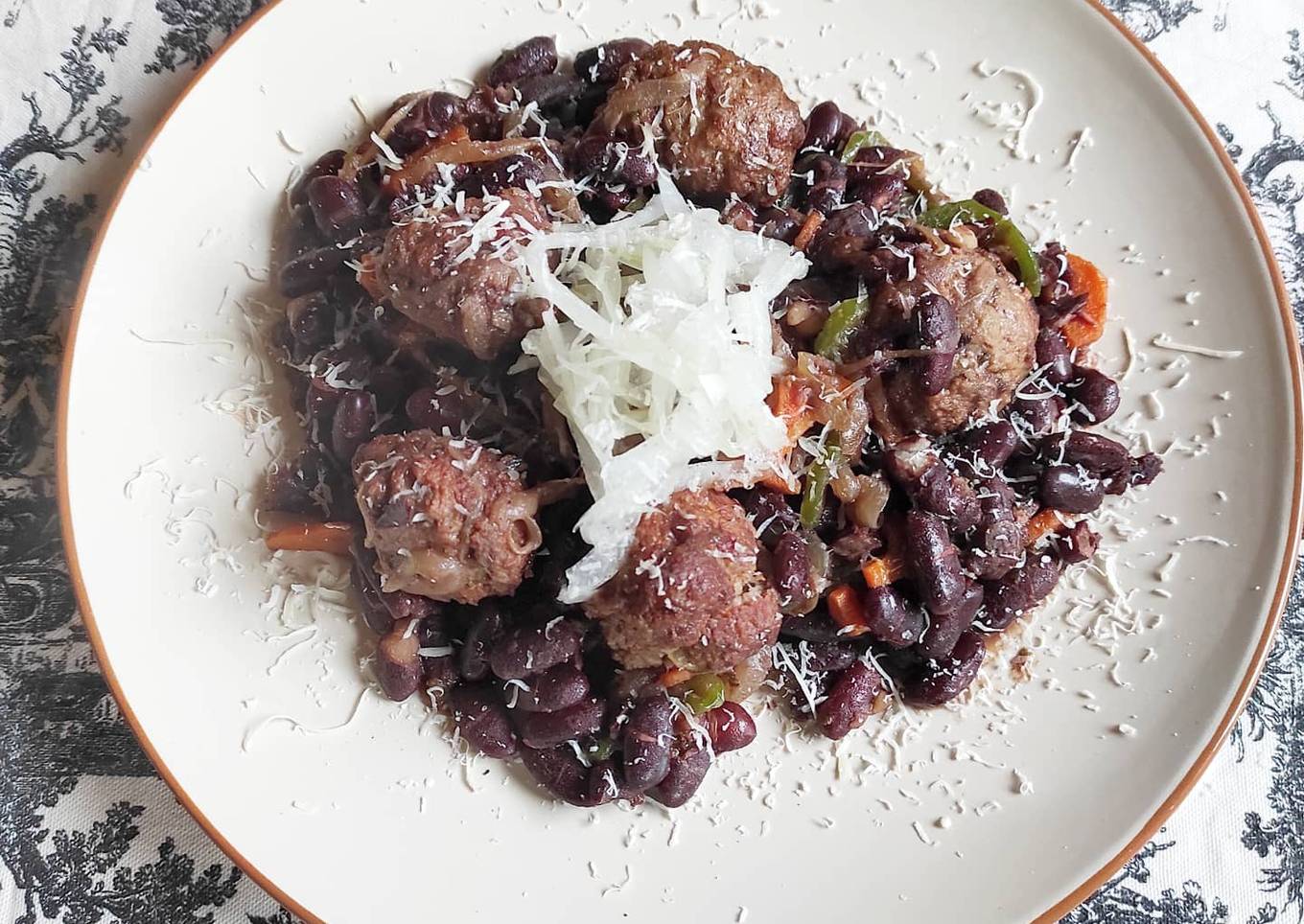 Porotos Kidney con Albóndigas