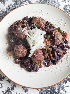 Una foto de Porotos Kidney con Albóndigas