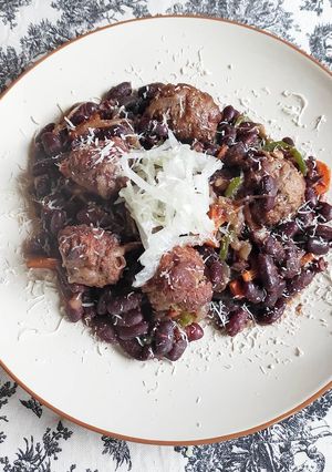 Una foto de Porotos Kidney con Albóndigas