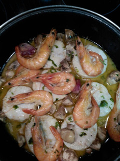 Una foto de Merluza con langostinos y champiñones