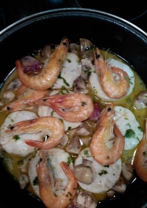Una foto de Merluza con langostinos y champiñones