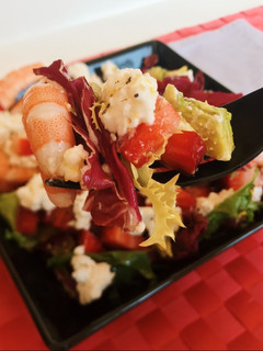 Una foto de Ensalada con fresas y langostinos