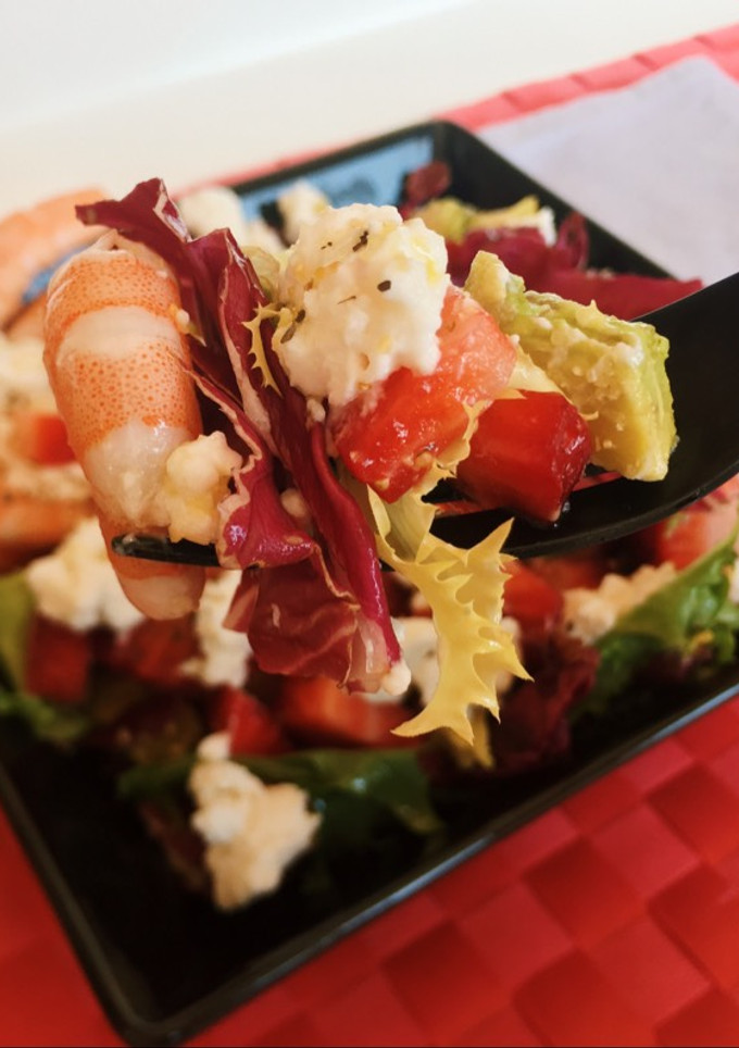 Una foto de Ensalada con fresas y langostinos