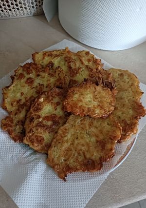 Sajtos-majorannàs cukkinis tócsni, jó fokhagymàsan recept fotója